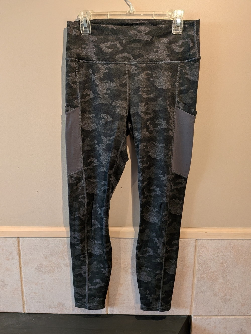 Fabletics, Powerhold Pocket Leggings, Black Camo, Size L